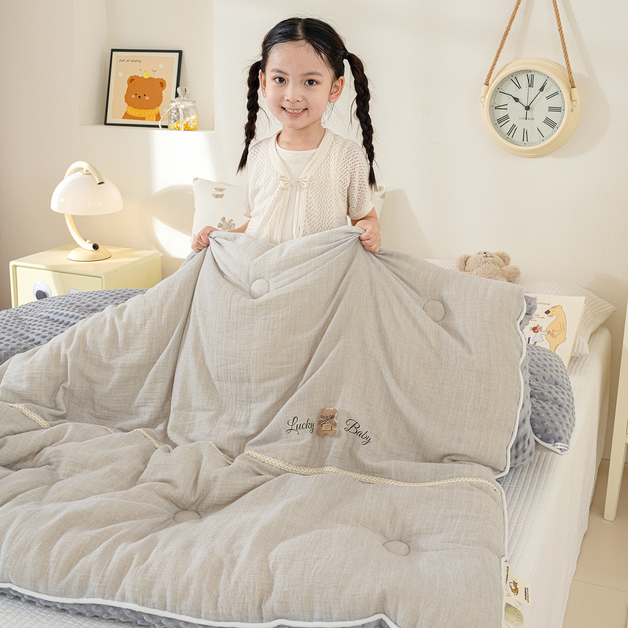 91家纺网 家纺一手货源 找家纺 芯恋家居 2025新款小香风A类母婴级全棉双层纱宝宝绒豆豆被保暖四季被 小香织带熊-雾霾灰