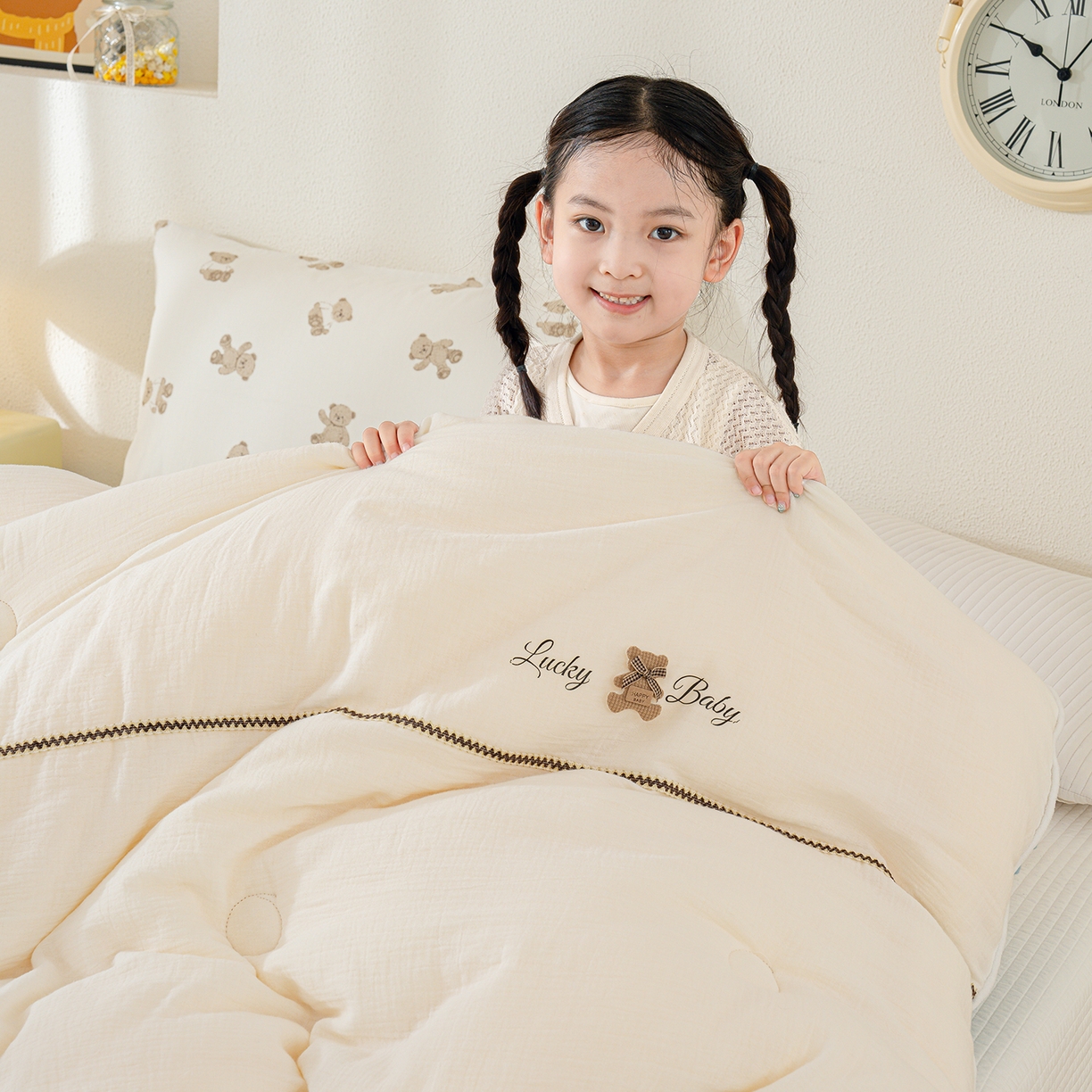 91家纺网 家纺一手货源 找家纺 芯恋家居 2025新款小香风A类母婴级全棉双层纱宝宝绒豆豆被保暖四季被 小香织带熊-奶白蓝