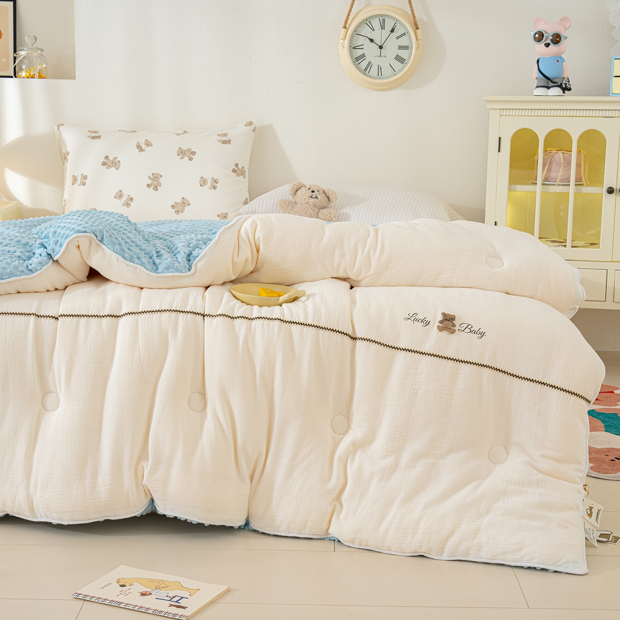 91家纺网 家纺一手货源 找家纺 芯恋家居 2025新款小香风A类母婴级全棉双层纱宝宝绒豆豆被保暖四季被 小香织带熊-奶白蓝