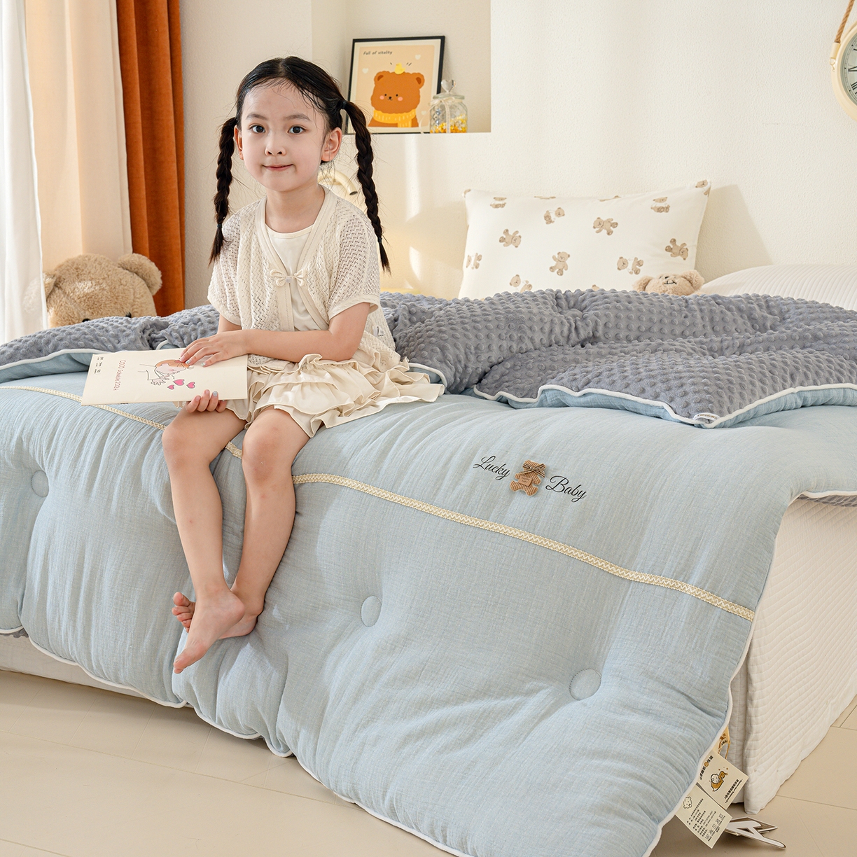 91家纺网 家纺一手货源 找家纺 芯恋家居 2025新款小香风A类母婴级全棉双层纱宝宝绒豆豆被保暖四季被 小香织带熊-蓝灰