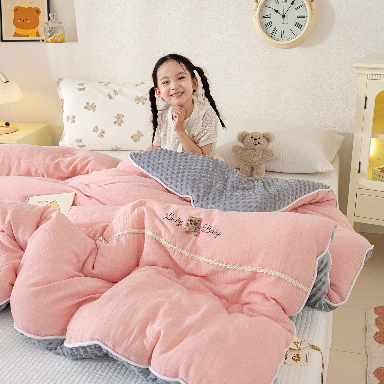 91家纺网 家纺一手货源 找家纺 芯恋家居 2025新款小香风A类母婴级全棉双层纱宝宝绒豆豆被保暖四季被 小香织带熊-粉灰