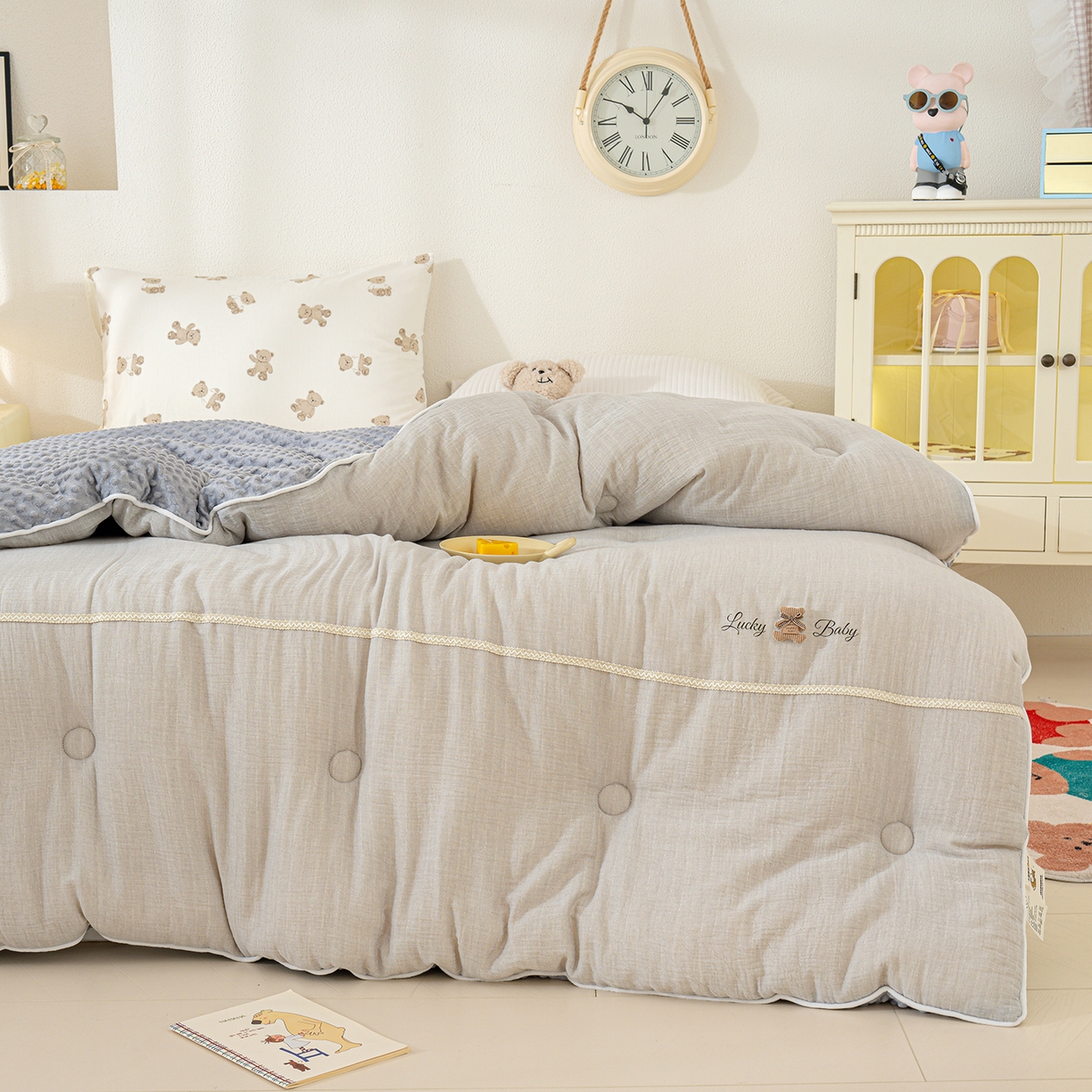 91家纺网 家纺一手货源 找家纺 芯恋家居 2025新款小香风A类母婴级全棉双层纱宝宝绒豆豆被保暖四季被 小香织带熊-雾霾灰