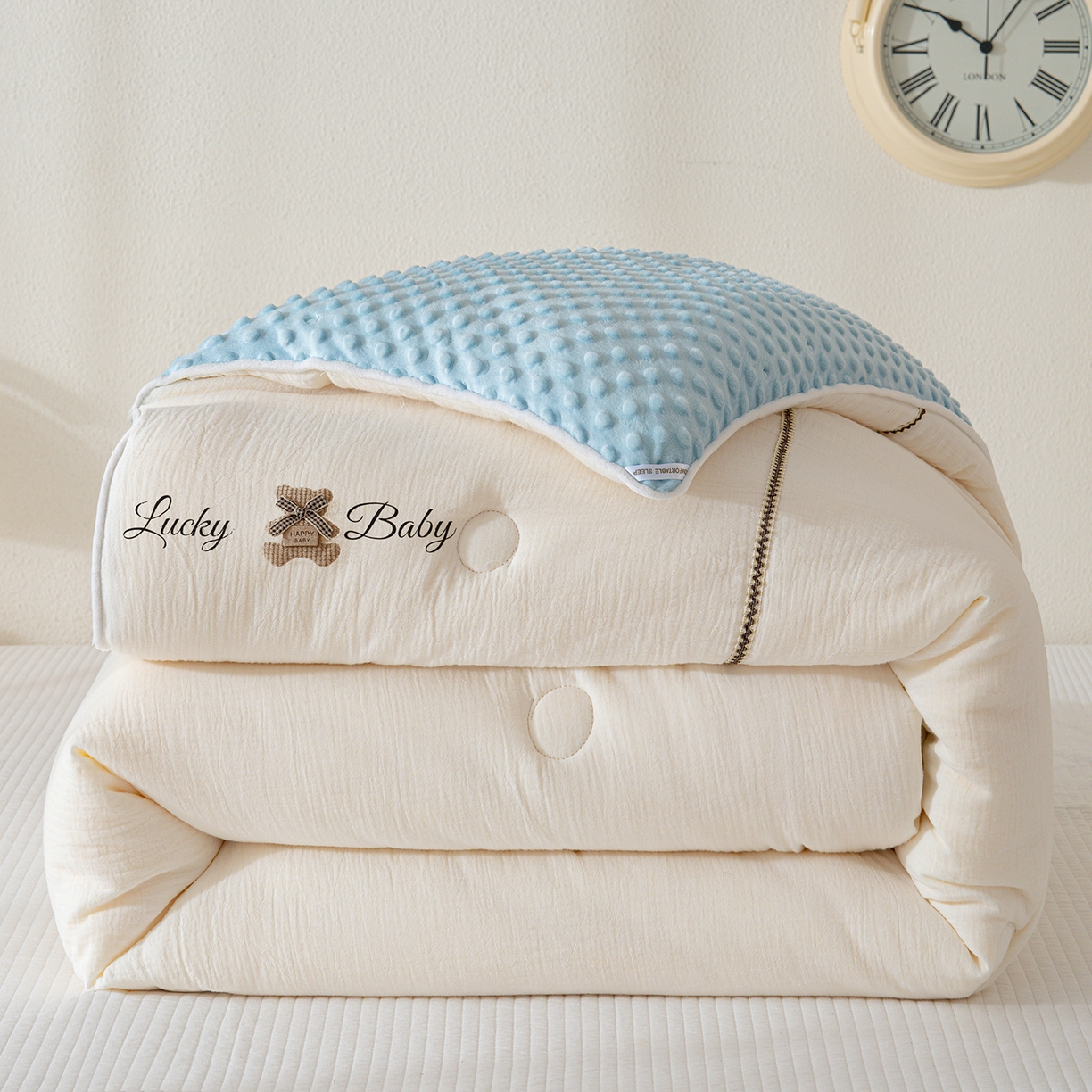 91家纺网 家纺一手货源 找家纺 芯恋家居 2025新款小香风A类母婴级全棉双层纱宝宝绒豆豆被保暖四季被 小香织带熊-奶白蓝