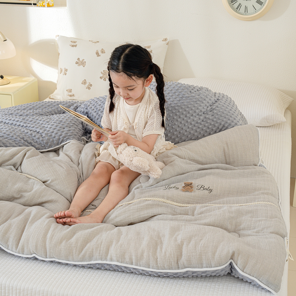 91家纺网 家纺一手货源 找家纺 芯恋家居 2025新款小香风A类母婴级全棉双层纱宝宝绒豆豆被保暖四季被 小香织带熊-雾霾灰