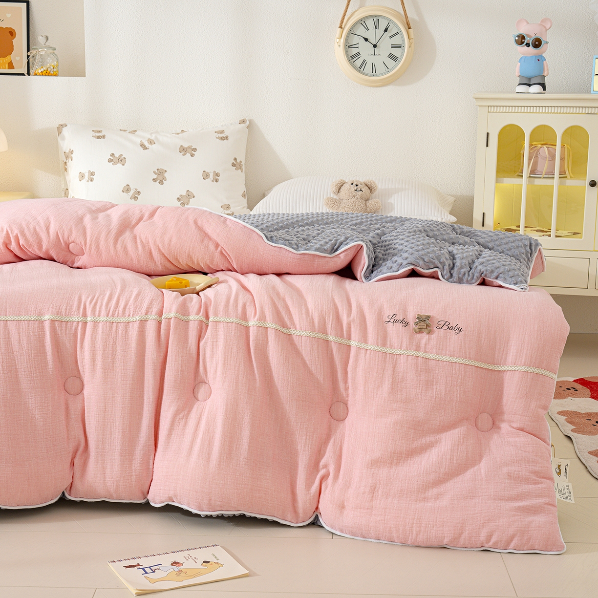 91家纺网 家纺一手货源 找家纺 芯恋家居 2025新款小香风A类母婴级全棉双层纱宝宝绒豆豆被保暖四季被 小香织带熊-粉灰