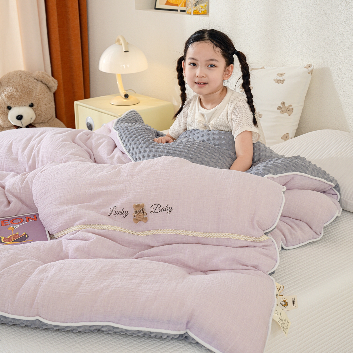 91家纺网 家纺一手货源 找家纺 芯恋家居 2025新款小香风A类母婴级全棉双层纱宝宝绒豆豆被保暖四季被 小香织带熊-浅紫灰