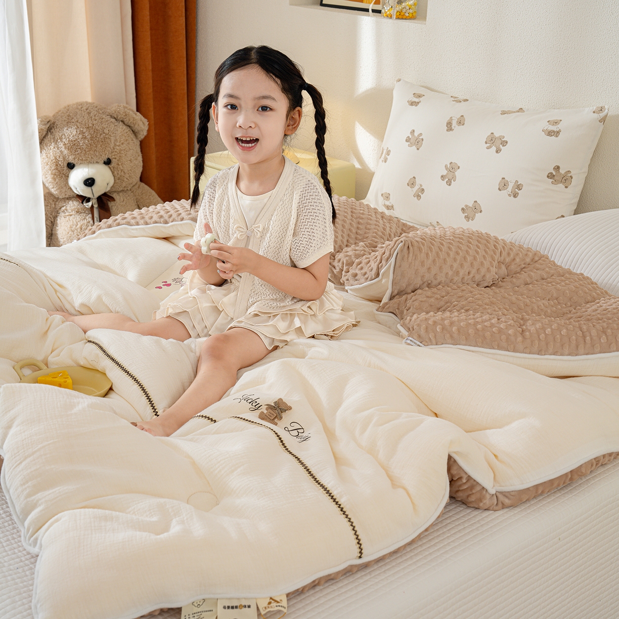91家纺网 家纺一手货源 找家纺 芯恋家居 2025新款小香风A类母婴级全棉双层纱宝宝绒豆豆被保暖四季被 小香织带熊-奶白咖