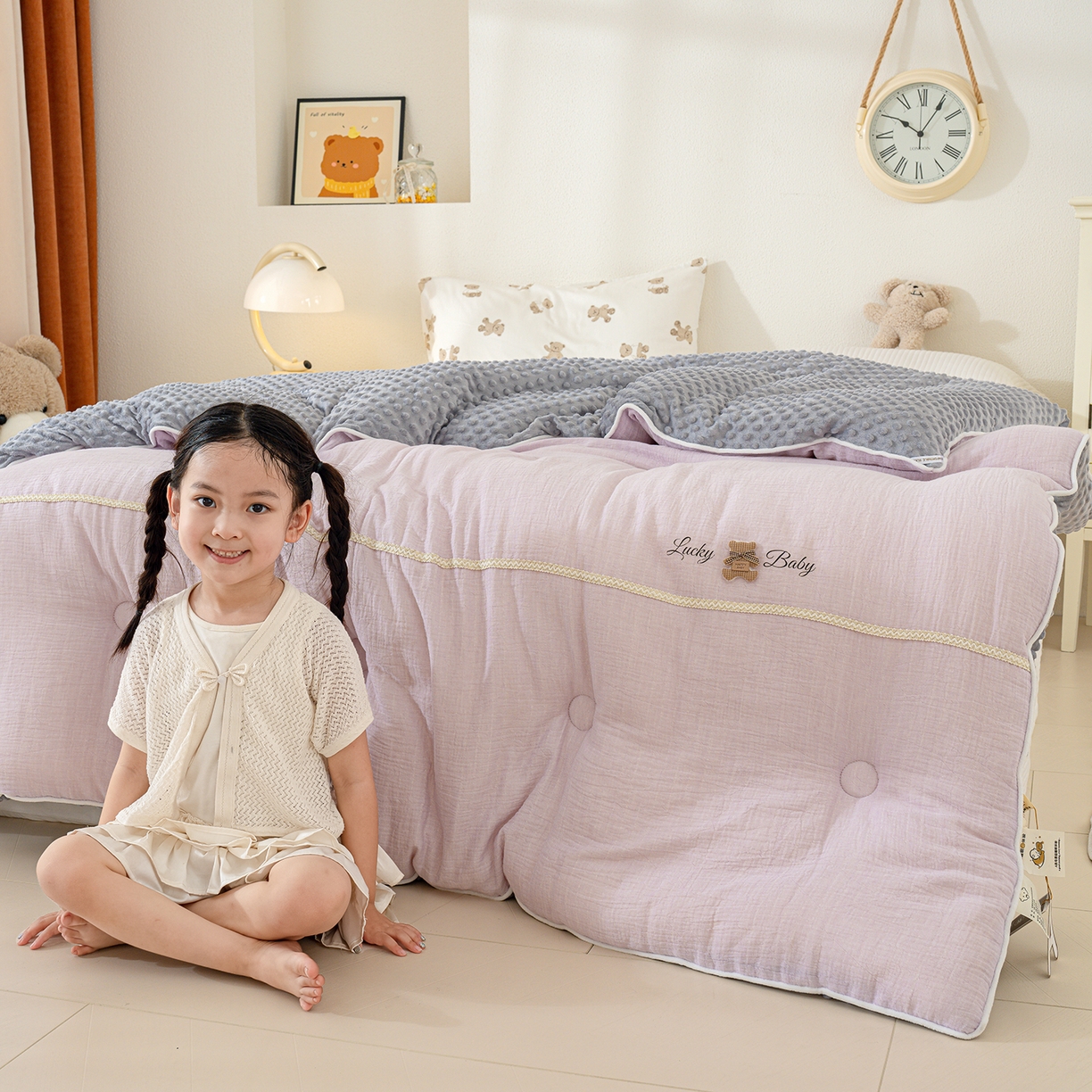 91家纺网 家纺一手货源 找家纺 芯恋家居 2025新款小香风A类母婴级全棉双层纱宝宝绒豆豆被保暖四季被 小香织带熊-浅紫灰