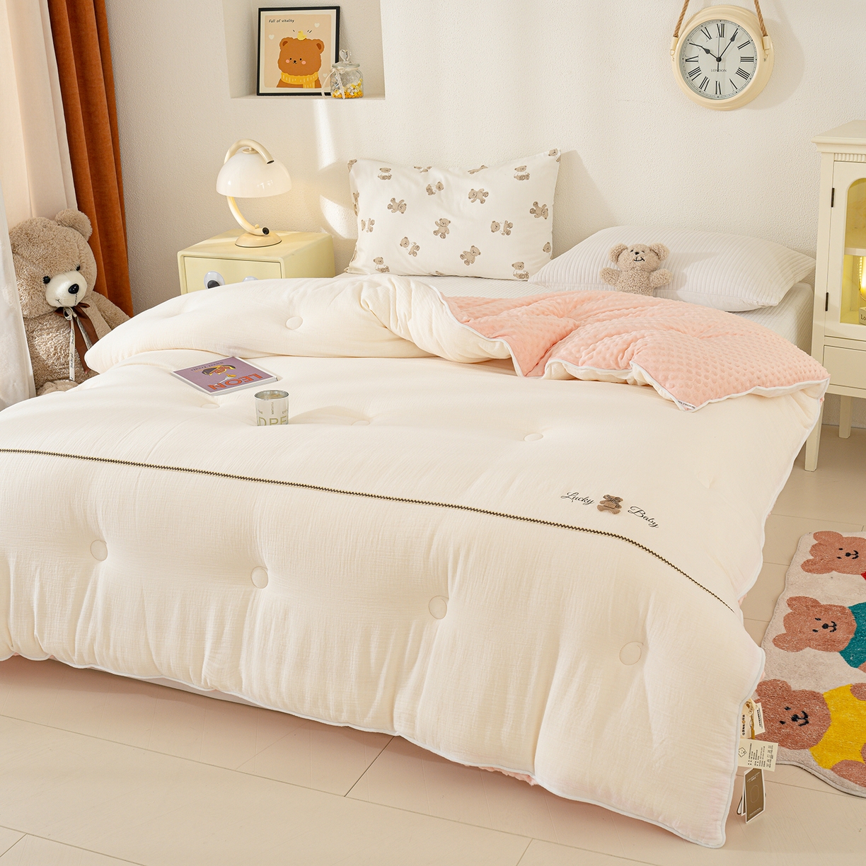 91家纺网 家纺一手货源 找家纺 芯恋家居 2025新款小香风A类母婴级全棉双层纱宝宝绒豆豆被保暖四季被 小香织带熊-奶白粉