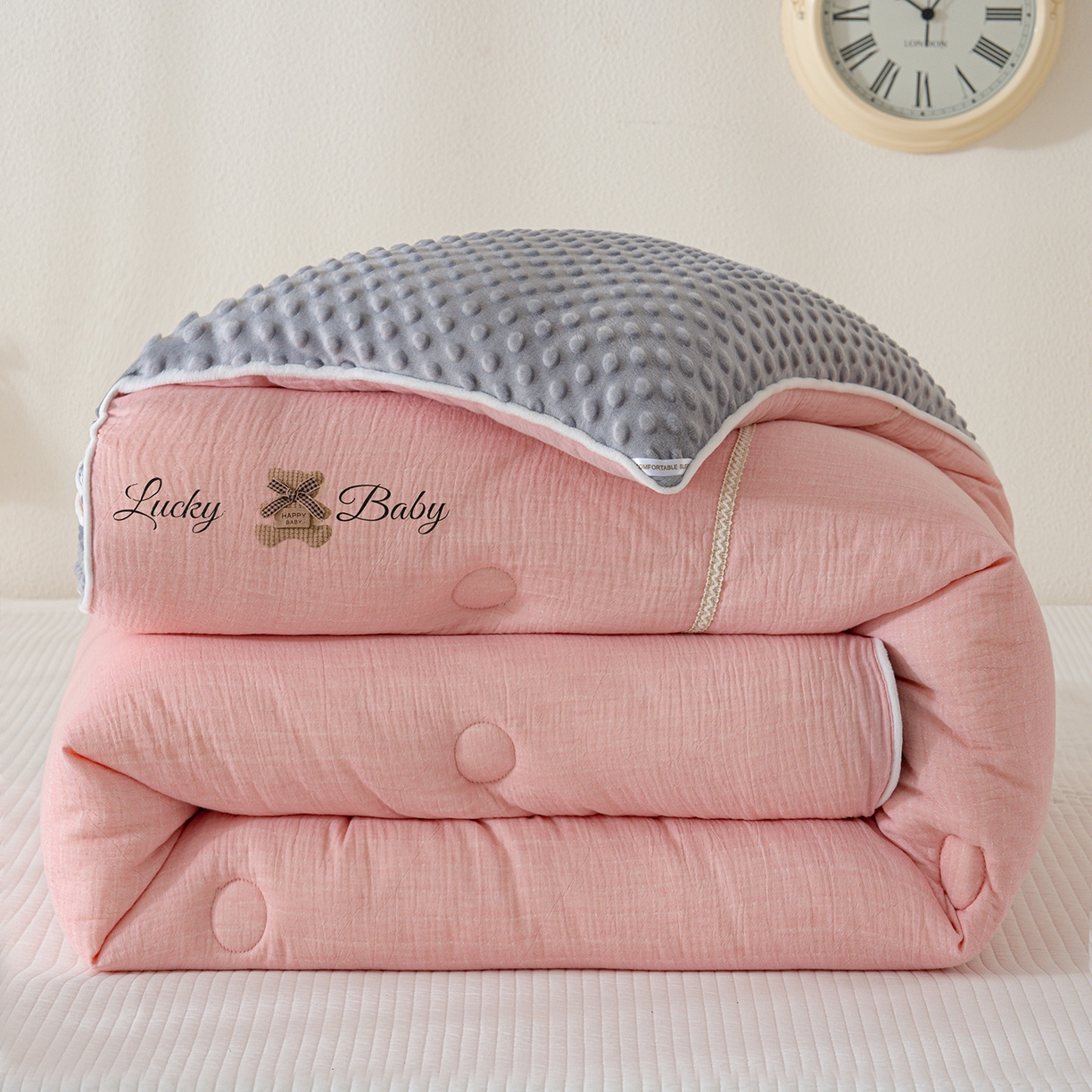 91家纺网 家纺一手货源 找家纺 芯恋家居 2025新款小香风A类母婴级全棉双层纱宝宝绒豆豆被保暖四季被 小香织带熊-粉灰