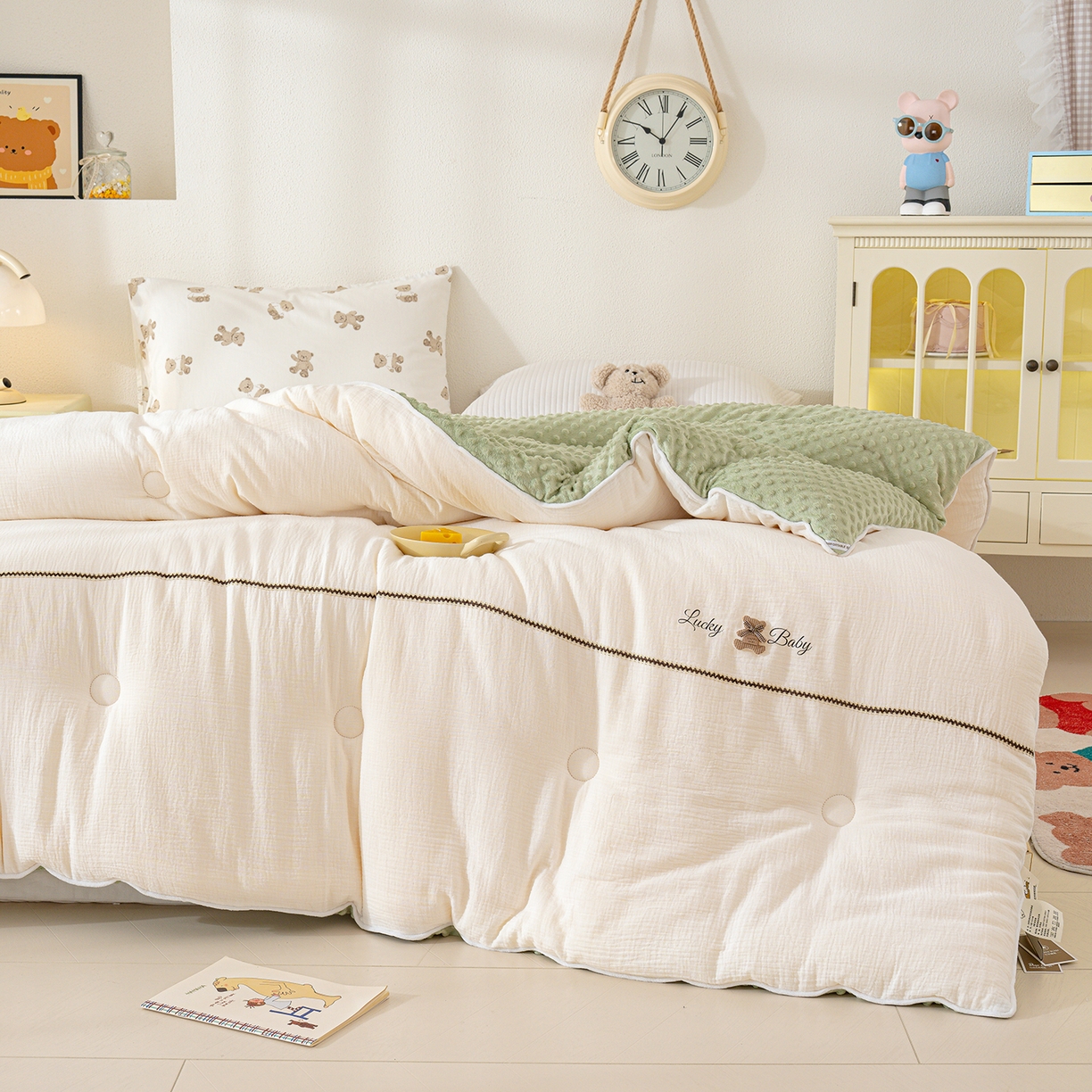 91家纺网 家纺一手货源 找家纺 芯恋家居 2025新款小香风A类母婴级全棉双层纱宝宝绒豆豆被保暖四季被 小香织带熊-奶白绿