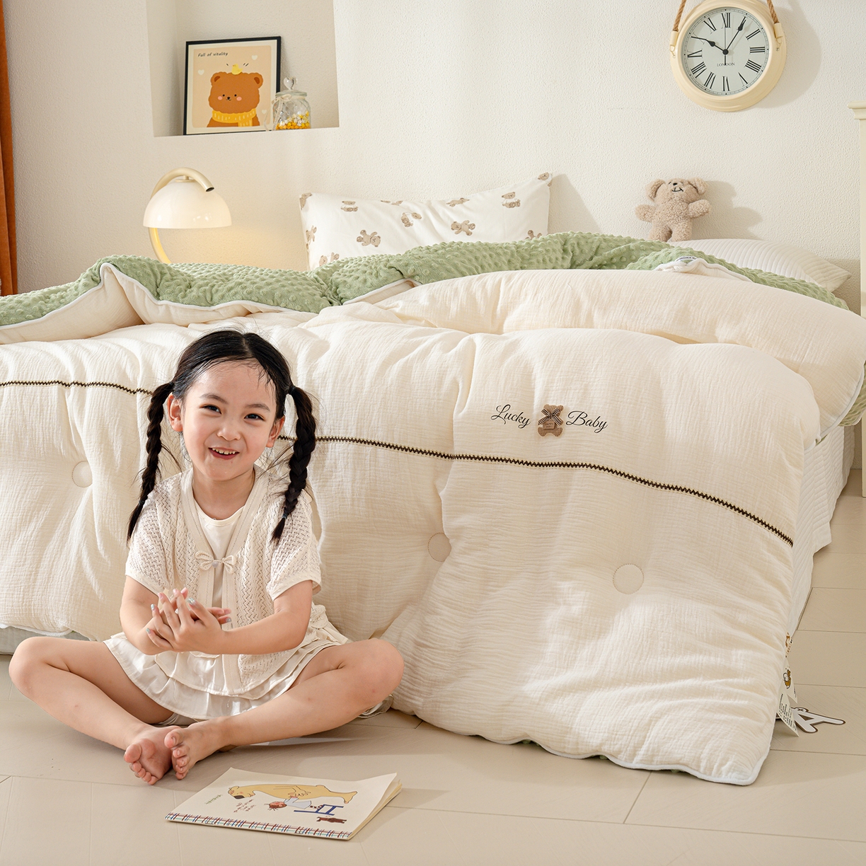 91家纺网 家纺一手货源 找家纺 芯恋家居 2025新款小香风A类母婴级全棉双层纱宝宝绒豆豆被保暖四季被 小香织带熊-奶白绿