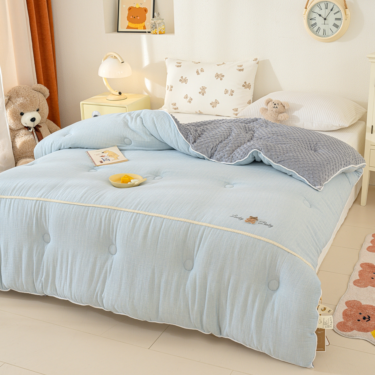 91家纺网 家纺一手货源 找家纺 芯恋家居 2025新款小香风A类母婴级全棉双层纱宝宝绒豆豆被保暖四季被 小香织带熊-蓝灰