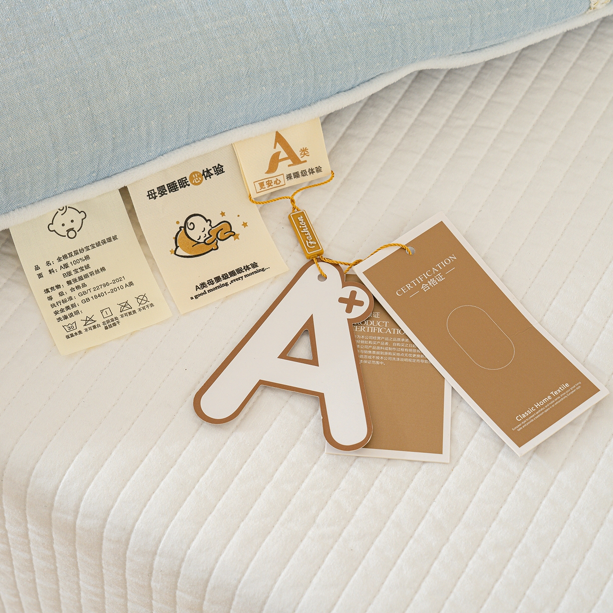 91家纺网 家纺一手货源 找家纺 芯恋家居 2025新款小香风A类母婴级全棉双层纱宝宝绒豆豆被保暖四季被 小香织带熊-蓝灰