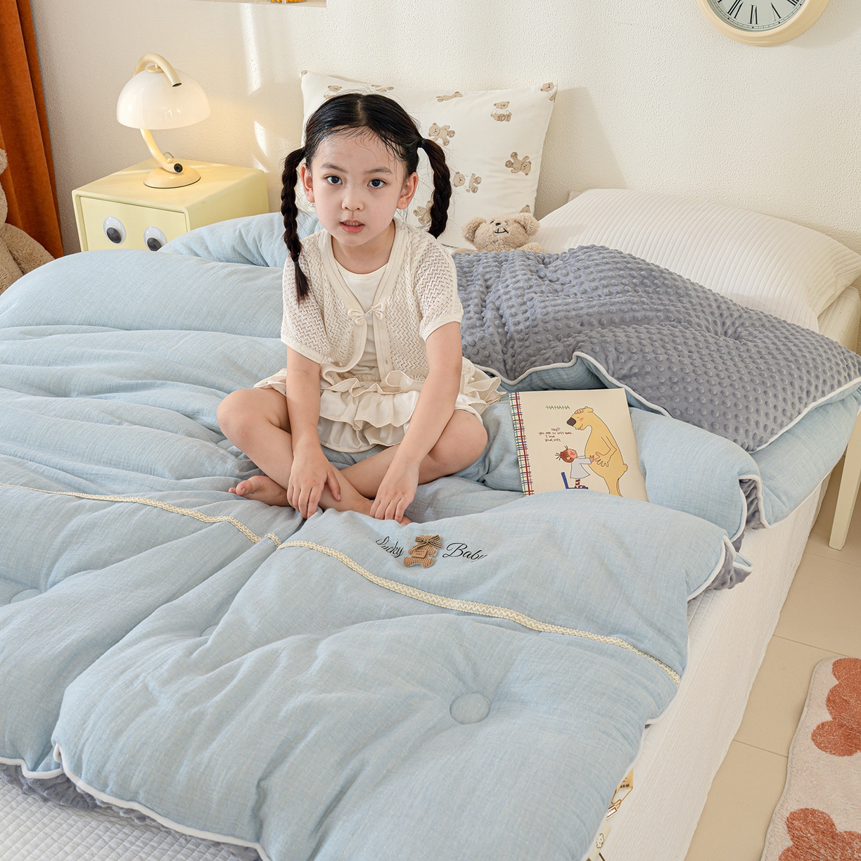 91家纺网 家纺一手货源 找家纺 芯恋家居 2025新款小香风A类母婴级全棉双层纱宝宝绒豆豆被保暖四季被 小香织带熊-蓝灰