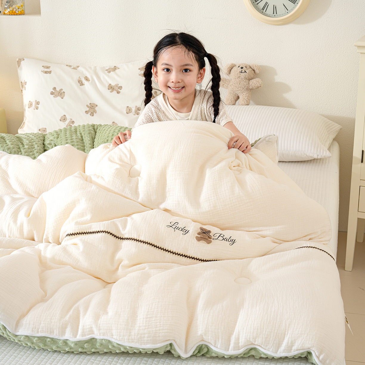 91家纺网 家纺一手货源 找家纺 芯恋家居 2025新款小香风A类母婴级全棉双层纱宝宝绒豆豆被保暖四季被 小香织带熊-奶白绿