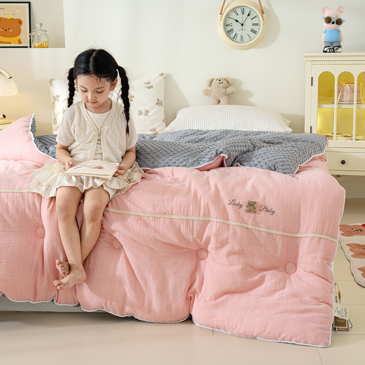 91家纺网 家纺一手货源 找家纺 芯恋家居 2025新款小香风A类母婴级全棉双层纱宝宝绒豆豆被保暖四季被 小香织带熊-粉灰