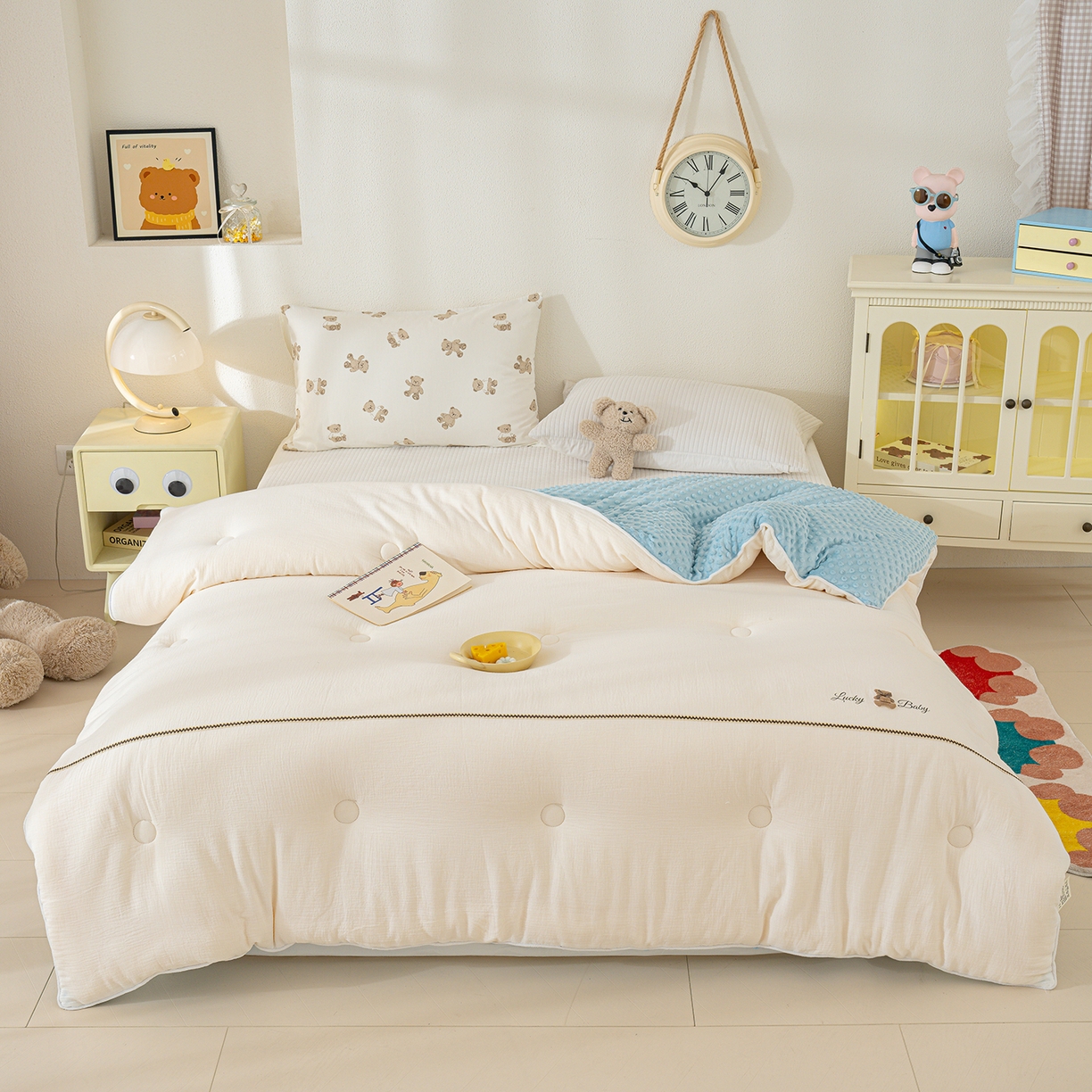 91家纺网 家纺一手货源 找家纺 芯恋家居 2025新款小香风A类母婴级全棉双层纱宝宝绒豆豆被保暖四季被 小香织带熊-奶白蓝