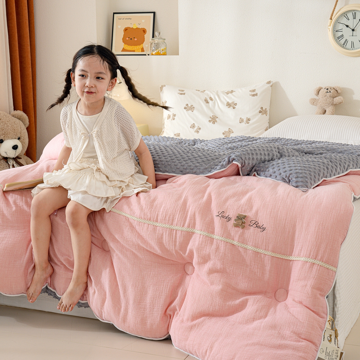 91家纺网 家纺一手货源 找家纺 芯恋家居 2025新款小香风A类母婴级全棉双层纱宝宝绒豆豆被保暖四季被 小香织带熊-粉灰