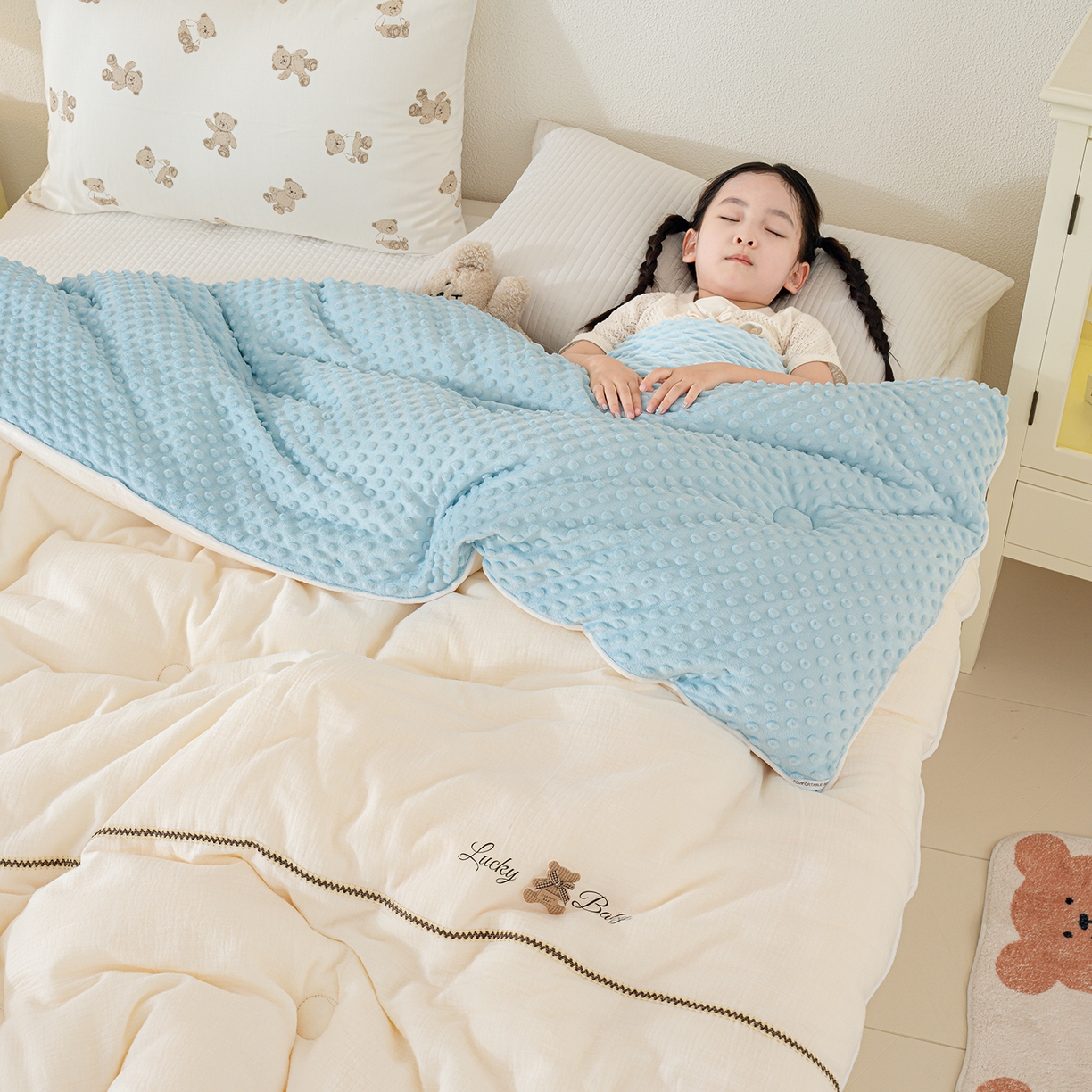 91家纺网 家纺一手货源 找家纺 芯恋家居 2025新款小香风A类母婴级全棉双层纱宝宝绒豆豆被保暖四季被 小香织带熊-奶白蓝