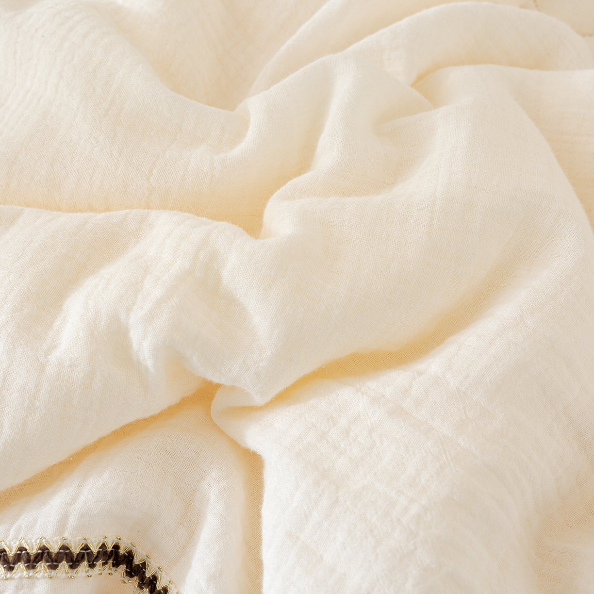 91家纺网 家纺一手货源 找家纺 芯恋家居 2025新款小香风A类母婴级全棉双层纱宝宝绒豆豆被保暖四季被 小香织带熊-奶白绿