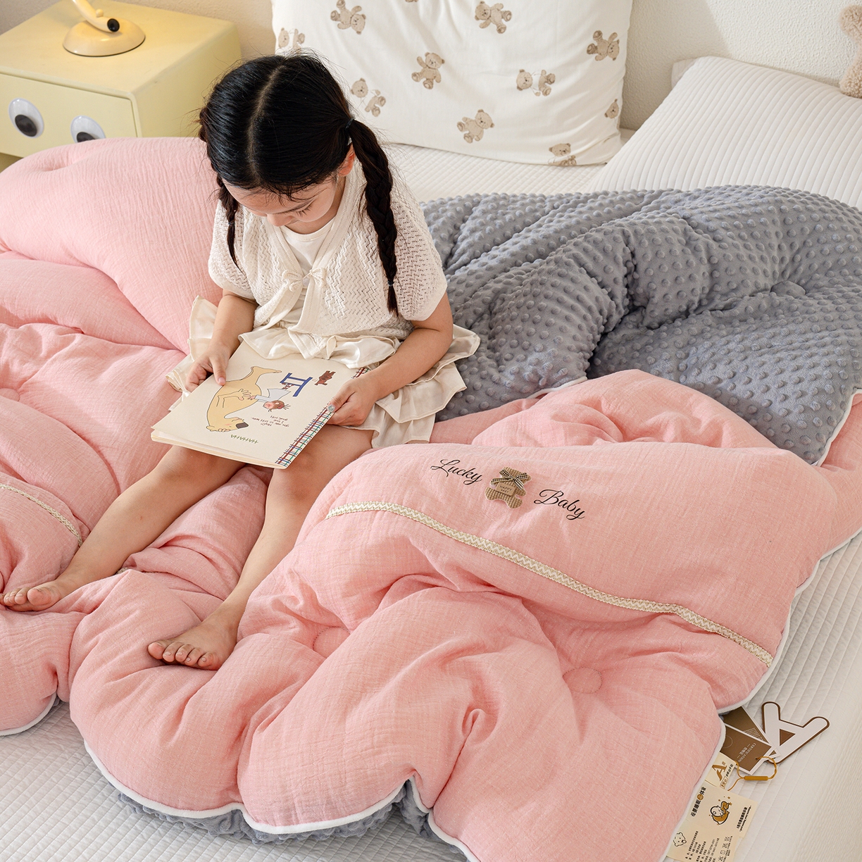 91家纺网 家纺一手货源 找家纺 芯恋家居 2025新款小香风A类母婴级全棉双层纱宝宝绒豆豆被保暖四季被 小香织带熊-粉灰