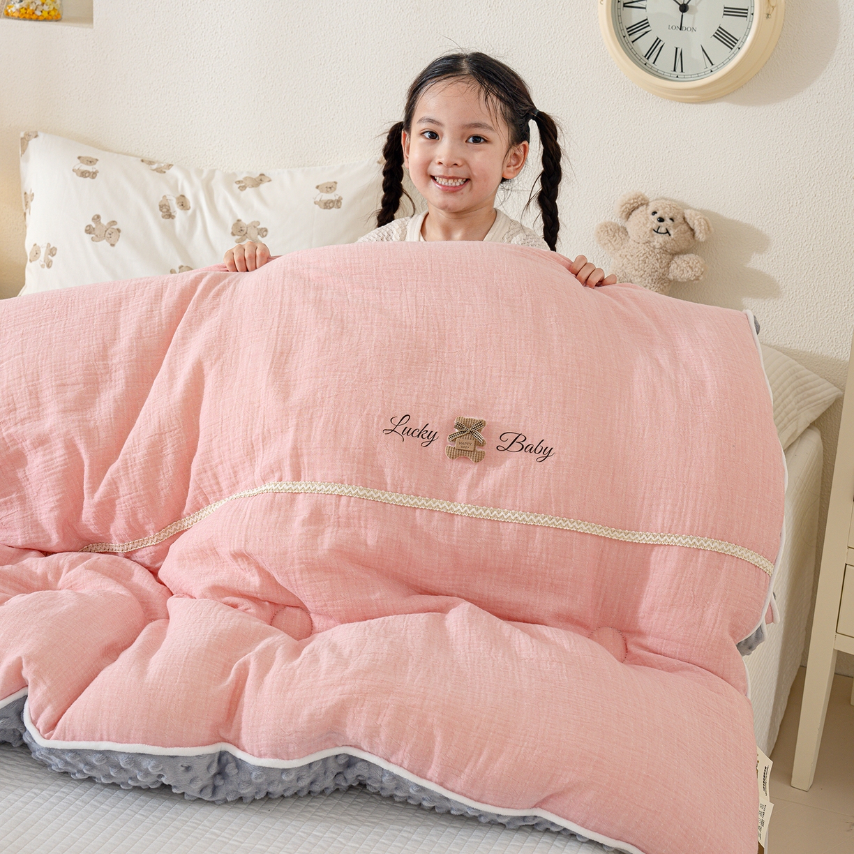 91家纺网 家纺一手货源 找家纺 芯恋家居 2025新款小香风A类母婴级全棉双层纱宝宝绒豆豆被保暖四季被 小香织带熊-粉灰