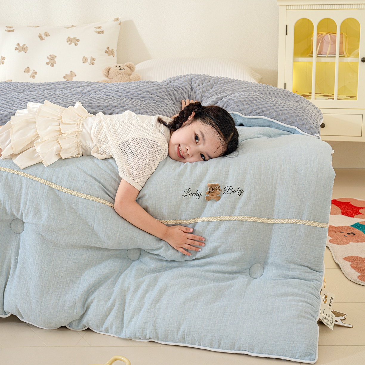 91家纺网 家纺一手货源 找家纺 芯恋家居 2025新款小香风A类母婴级全棉双层纱宝宝绒豆豆被保暖四季被 小香织带熊-蓝灰