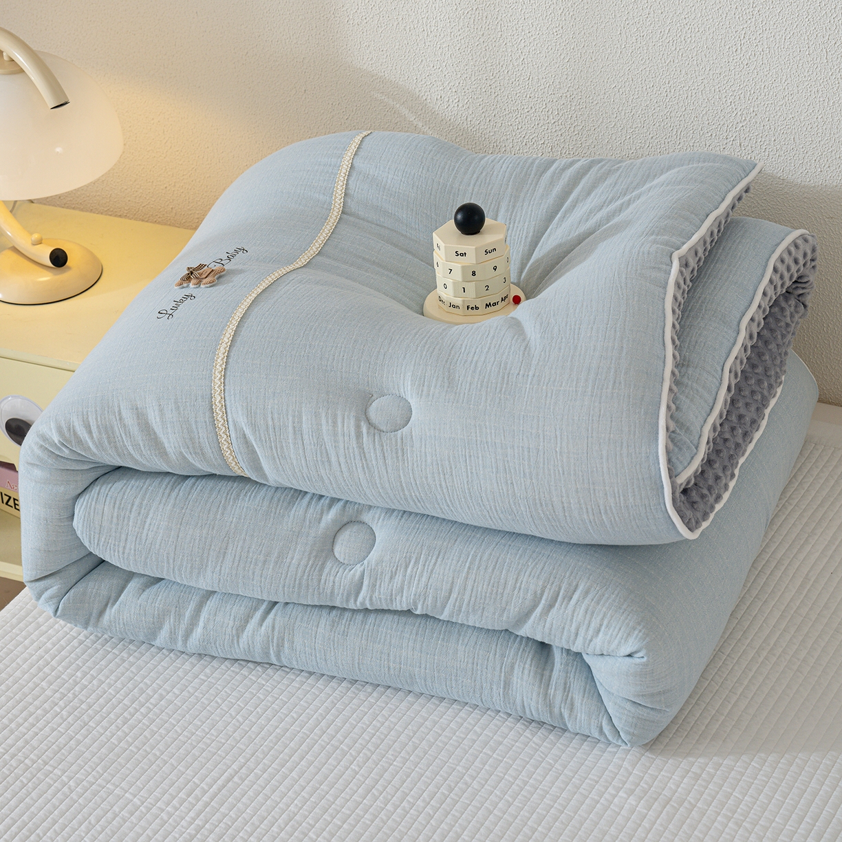 91家纺网 家纺一手货源 找家纺 芯恋家居 2025新款小香风A类母婴级全棉双层纱宝宝绒豆豆被保暖四季被 小香织带熊-蓝灰