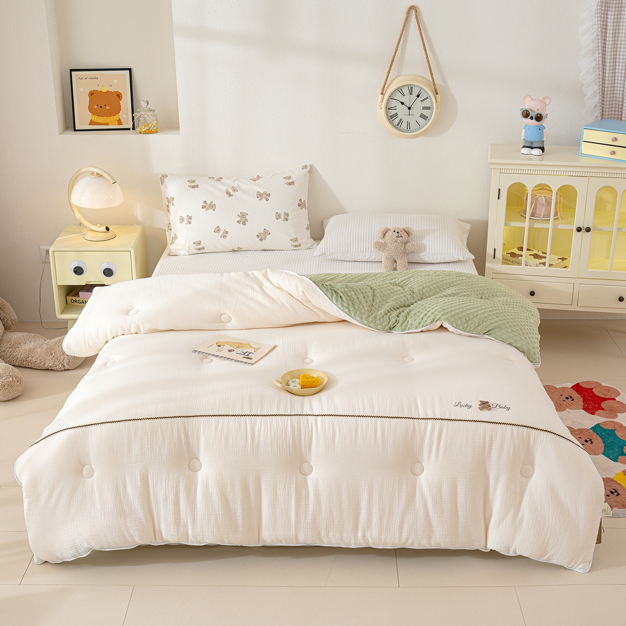 91家纺网 家纺一手货源 找家纺 芯恋家居 2025新款小香风A类母婴级全棉双层纱宝宝绒豆豆被保暖四季被 小香织带熊-奶白绿