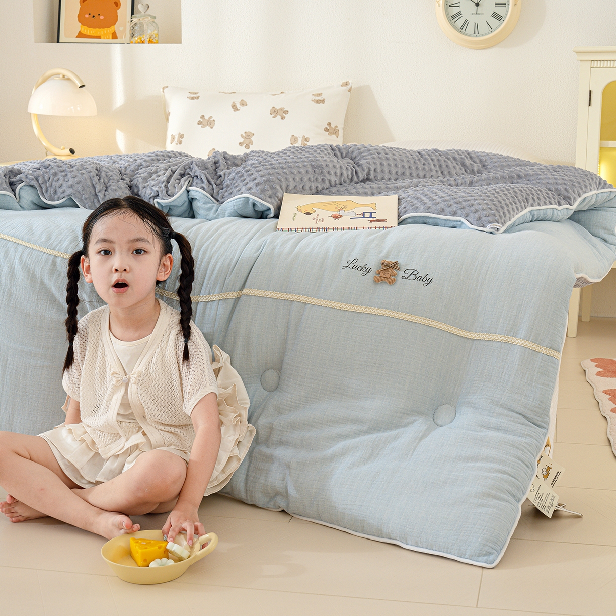 91家纺网 家纺一手货源 找家纺 芯恋家居 2025新款小香风A类母婴级全棉双层纱宝宝绒豆豆被保暖四季被 小香织带熊-蓝灰