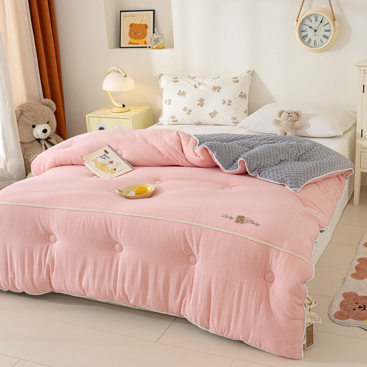 91家纺网 家纺一手货源 找家纺 芯恋家居 2025新款小香风A类母婴级全棉双层纱宝宝绒豆豆被保暖四季被 小香织带熊-粉灰