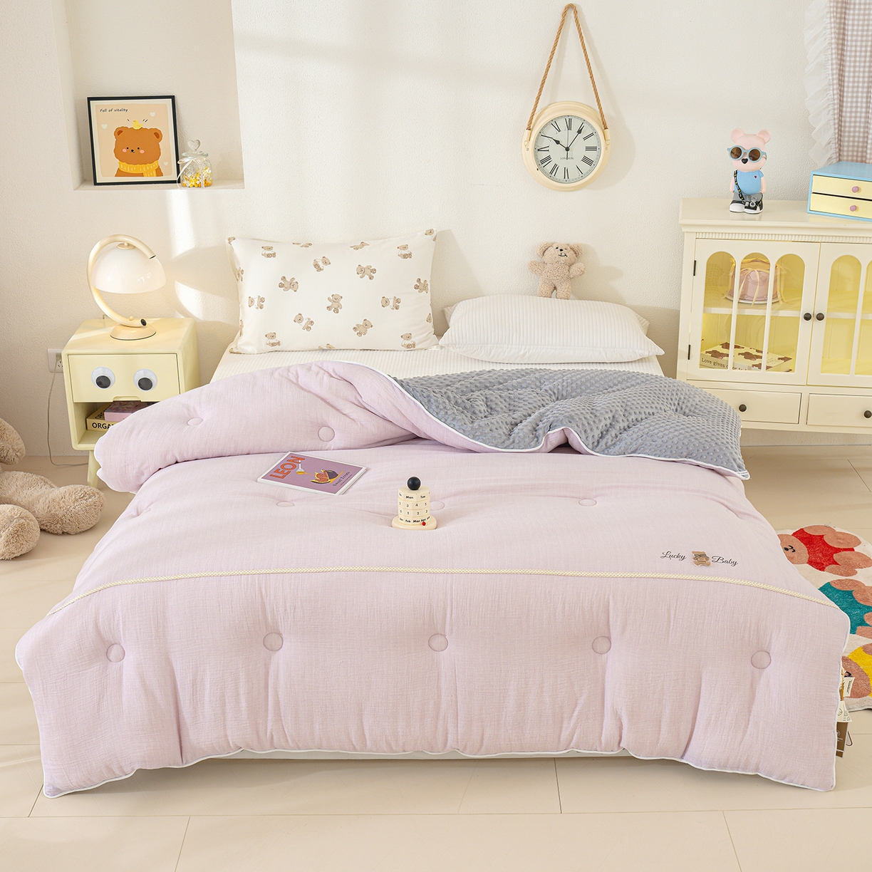 91家纺网 家纺一手货源 找家纺 芯恋家居 2025新款小香风A类母婴级全棉双层纱宝宝绒豆豆被保暖四季被 小香织带熊-浅紫灰