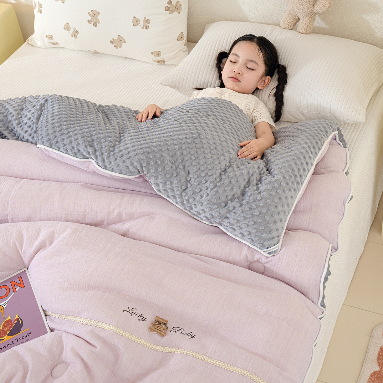 91家纺网 家纺一手货源 找家纺 芯恋家居 2025新款小香风A类母婴级全棉双层纱宝宝绒豆豆被保暖四季被 小香织带熊-浅紫灰