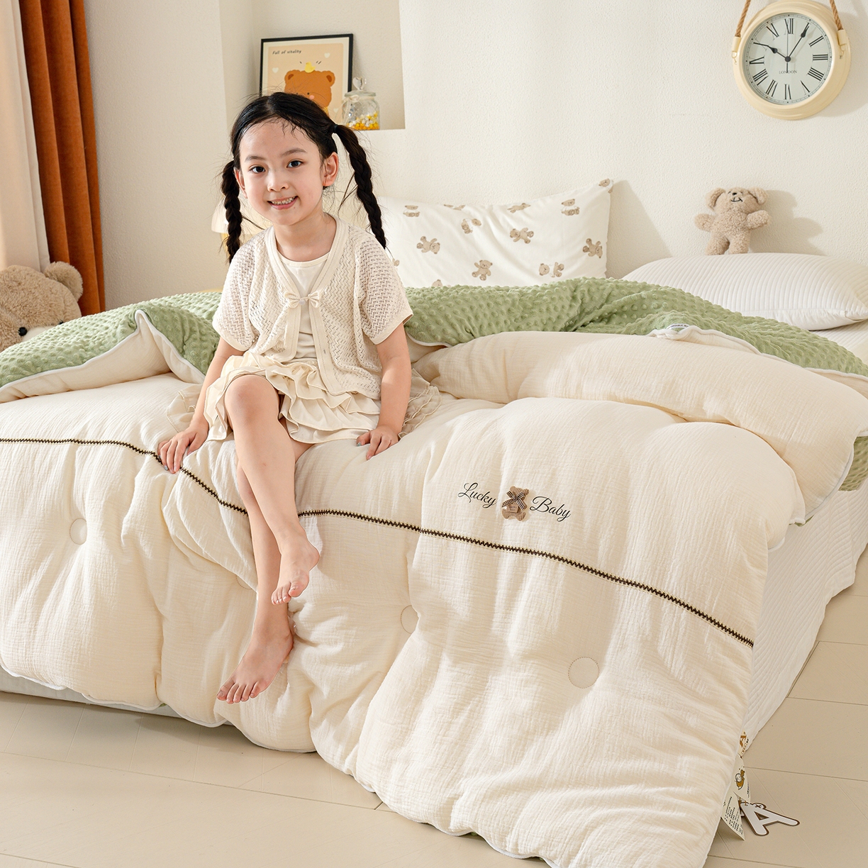91家纺网 家纺一手货源 找家纺 芯恋家居 2025新款小香风A类母婴级全棉双层纱宝宝绒豆豆被保暖四季被 小香织带熊-奶白绿