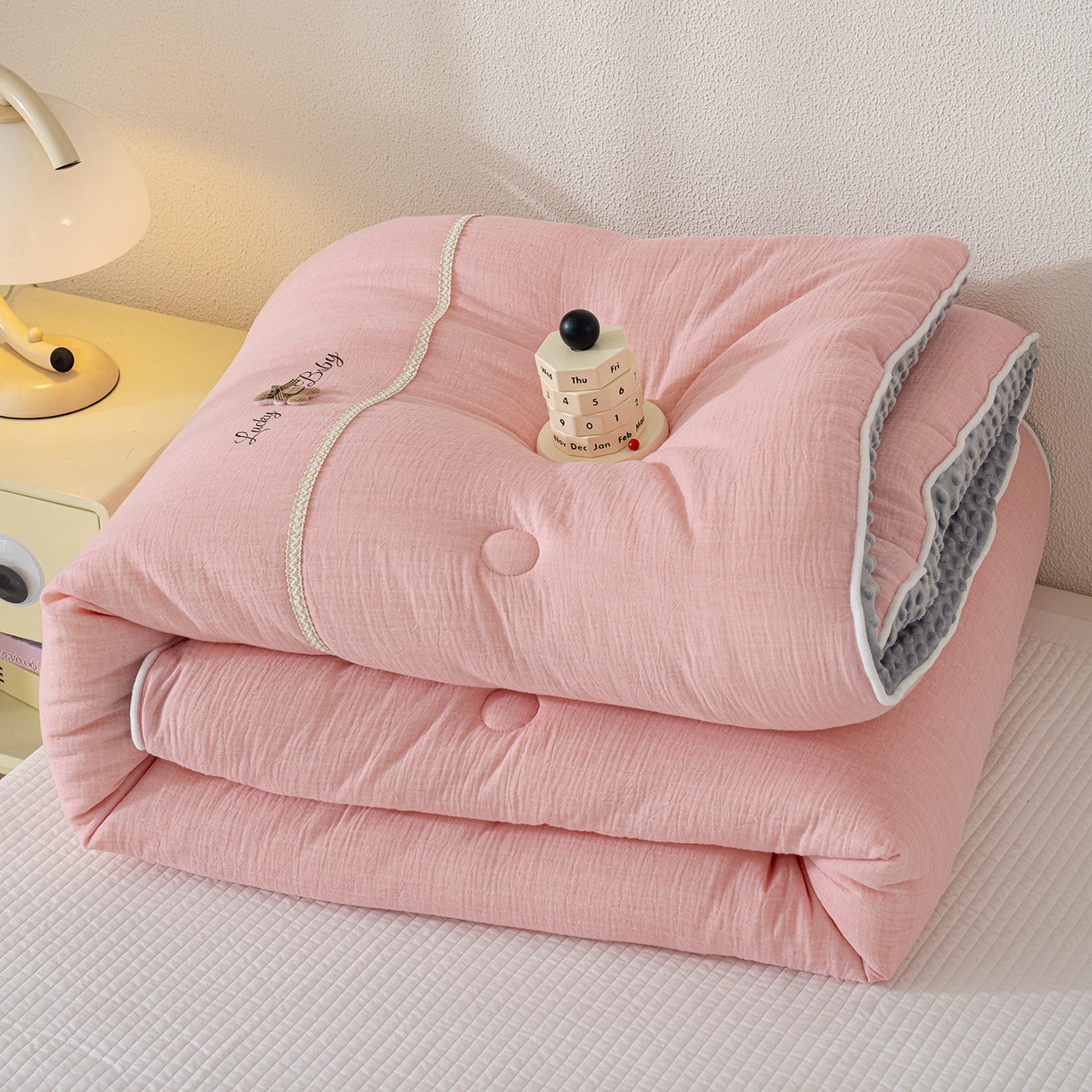 91家纺网 家纺一手货源 找家纺 芯恋家居 2025新款小香风A类母婴级全棉双层纱宝宝绒豆豆被保暖四季被 小香织带熊-粉灰