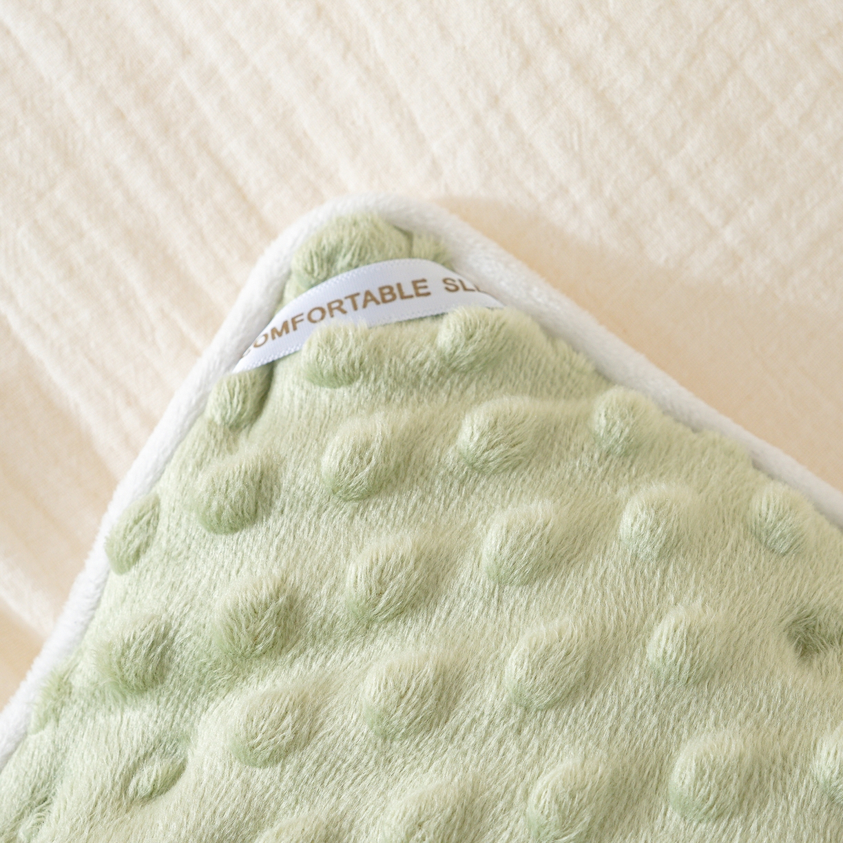 91家纺网 家纺一手货源 找家纺 芯恋家居 2025新款小香风A类母婴级全棉双层纱宝宝绒豆豆被保暖四季被 小香织带熊-奶白绿