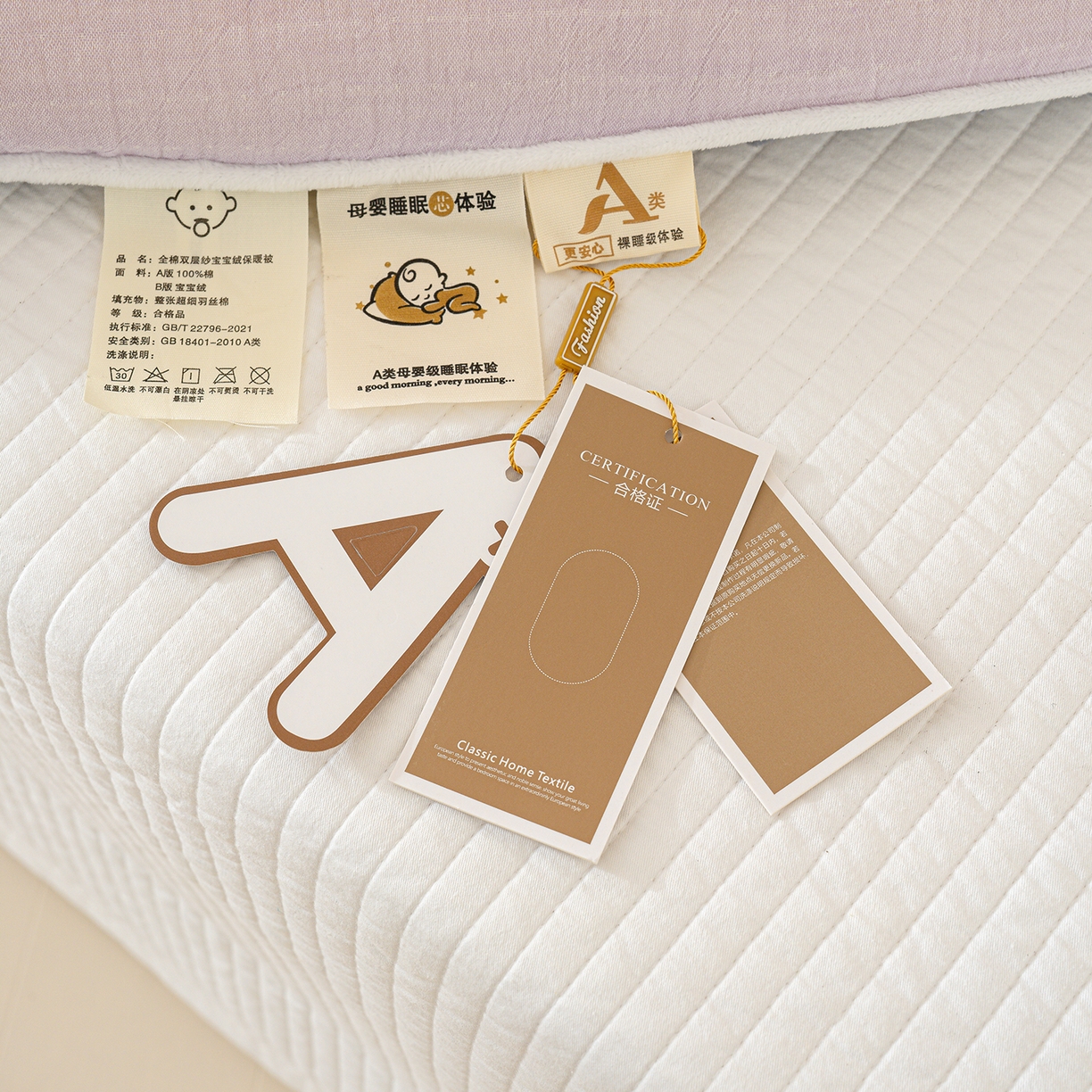 91家纺网 家纺一手货源 找家纺 芯恋家居 2025新款小香风A类母婴级全棉双层纱宝宝绒豆豆被保暖四季被 小香织带熊-浅紫灰