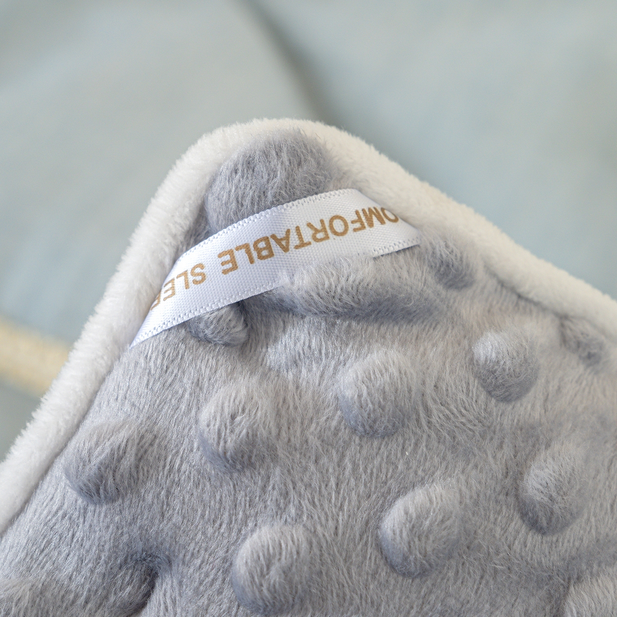 91家纺网 家纺一手货源 找家纺 芯恋家居 2025新款小香风A类母婴级全棉双层纱宝宝绒豆豆被保暖四季被 小香织带熊-蓝灰