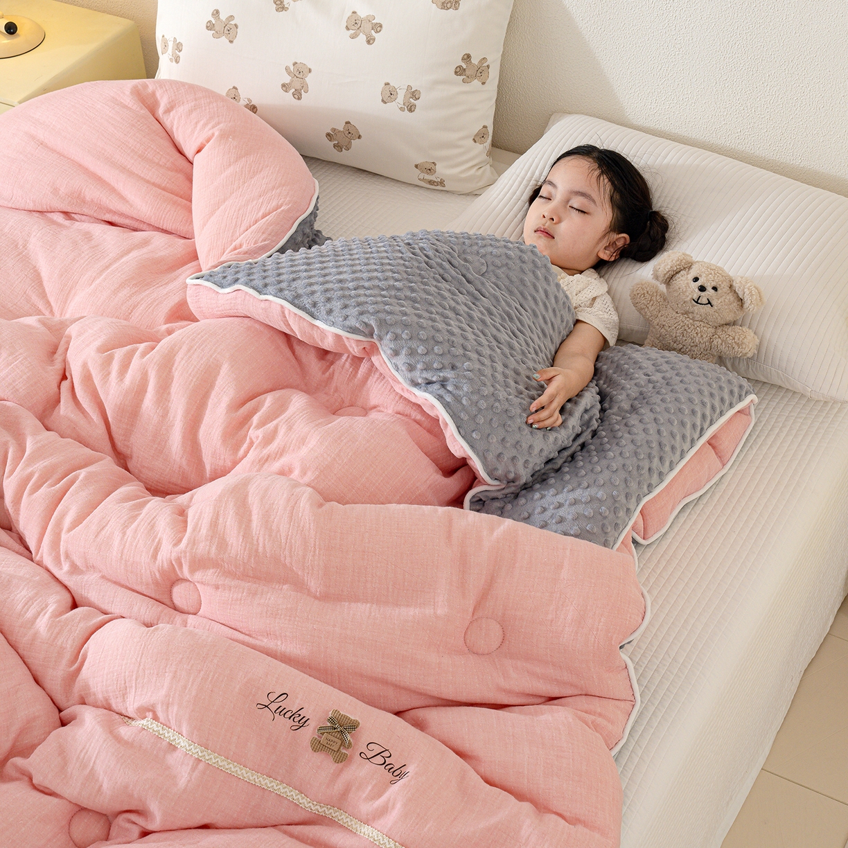 91家纺网 家纺一手货源 找家纺 芯恋家居 2025新款小香风A类母婴级全棉双层纱宝宝绒豆豆被保暖四季被 小香织带熊-粉灰