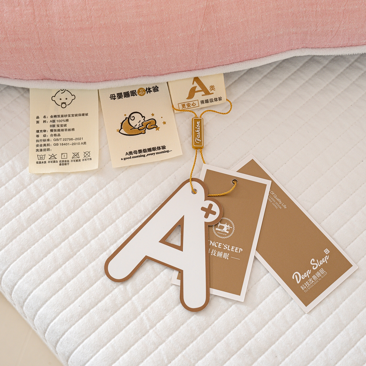 91家纺网 家纺一手货源 找家纺 芯恋家居 2025新款小香风A类母婴级全棉双层纱宝宝绒豆豆被保暖四季被 小香织带熊-粉灰