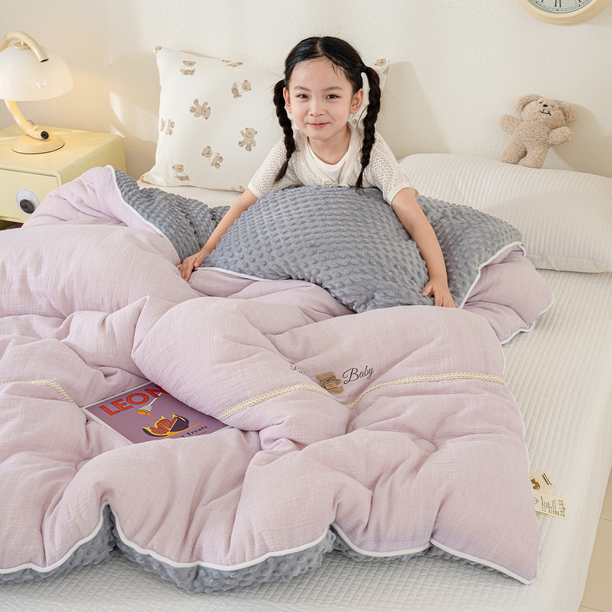 91家纺网 家纺一手货源 找家纺 芯恋家居 2025新款小香风A类母婴级全棉双层纱宝宝绒豆豆被保暖四季被 小香织带熊-浅紫灰