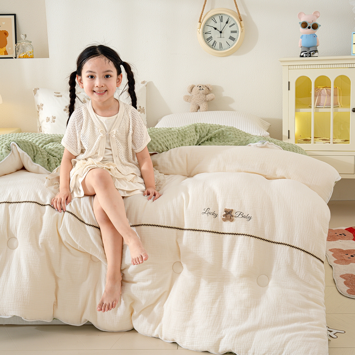 91家纺网 家纺一手货源 找家纺 芯恋家居 2025新款小香风A类母婴级全棉双层纱宝宝绒豆豆被保暖四季被 小香织带熊-奶白绿