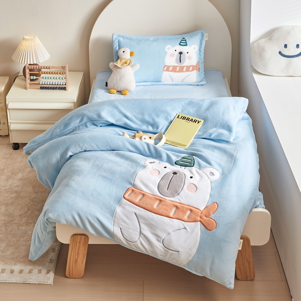 （总）荷马之梦 2025新款A类牛奶绒贴布绣原创卡通儿童套件幼儿园三件套-围住可爱系列