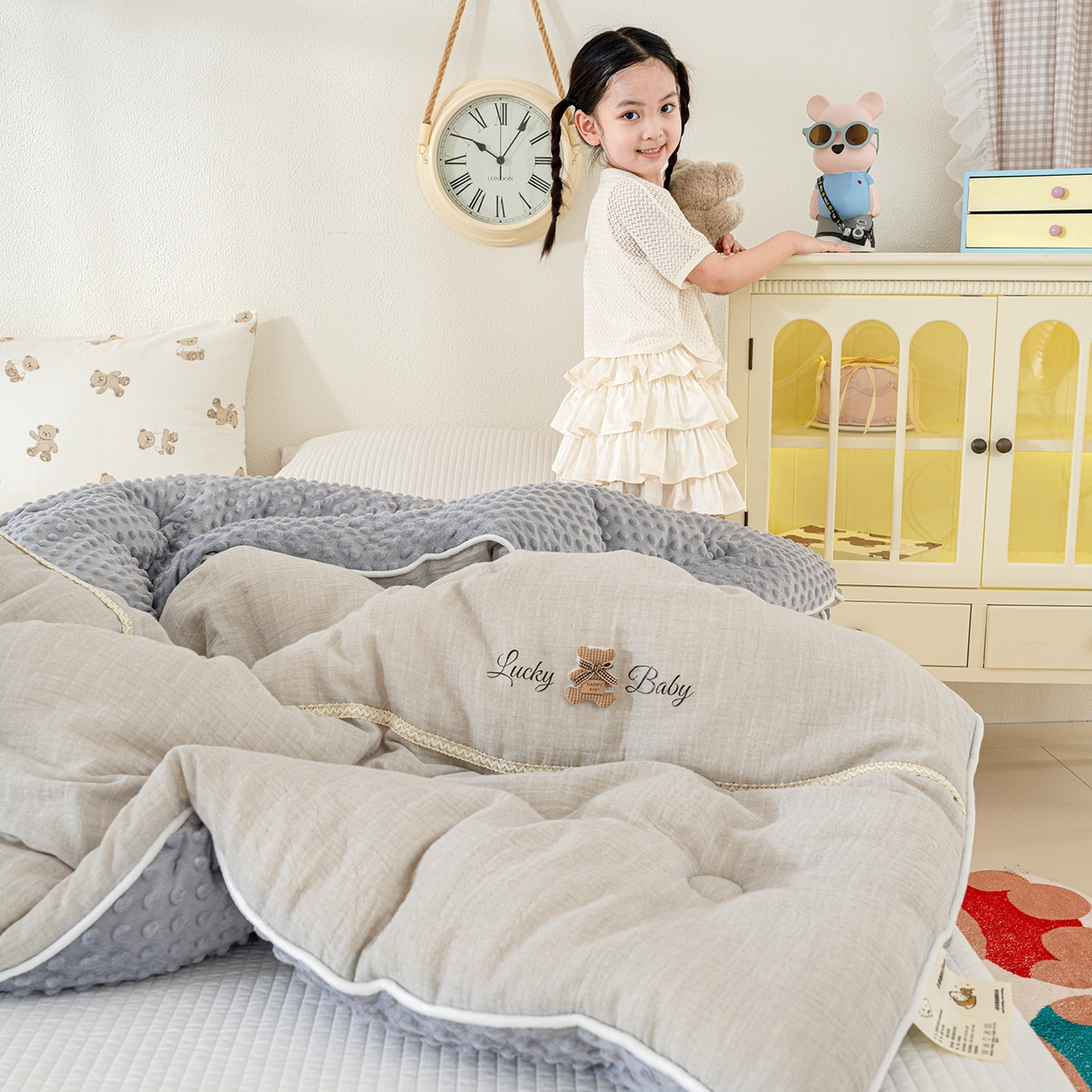 91家纺网 家纺一手货源 找家纺 芯恋家居 2025新款小香风A类母婴级全棉双层纱宝宝绒豆豆被保暖四季被 小香织带熊-雾霾灰