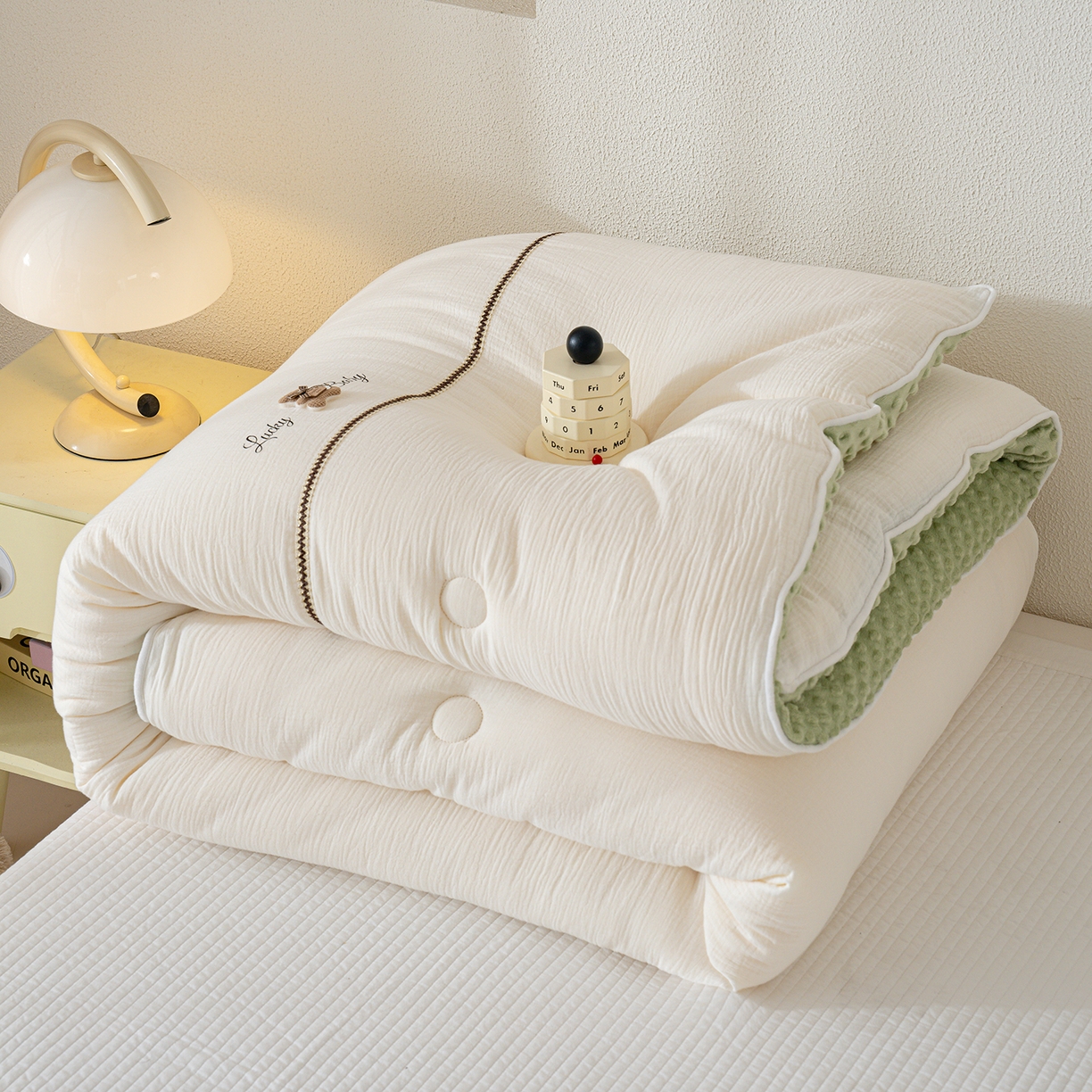 91家纺网 家纺一手货源 找家纺 芯恋家居 2025新款小香风A类母婴级全棉双层纱宝宝绒豆豆被保暖四季被 小香织带熊-奶白绿