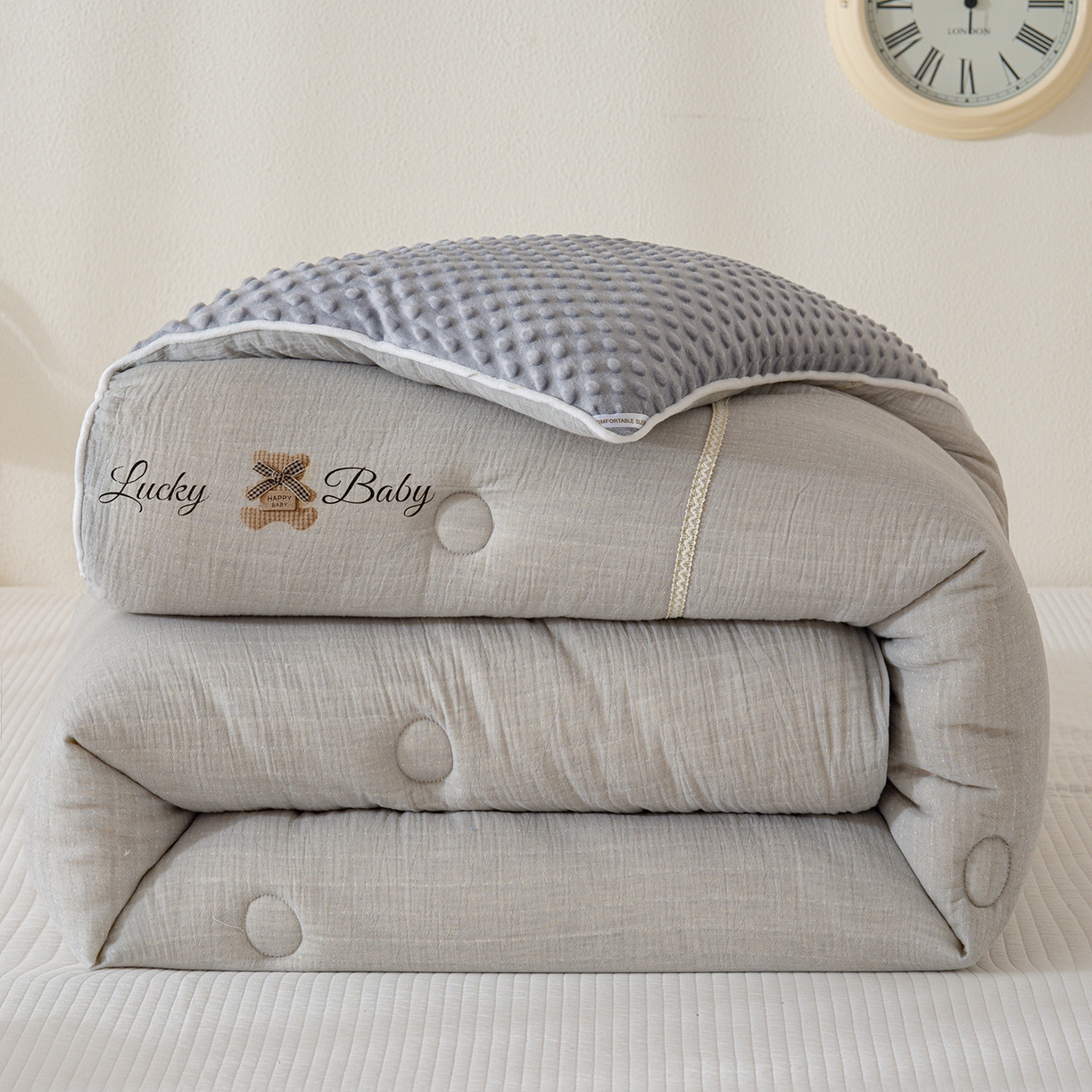 91家纺网 家纺一手货源 找家纺 芯恋家居 2025新款小香风A类母婴级全棉双层纱宝宝绒豆豆被保暖四季被 小香织带熊-雾霾灰