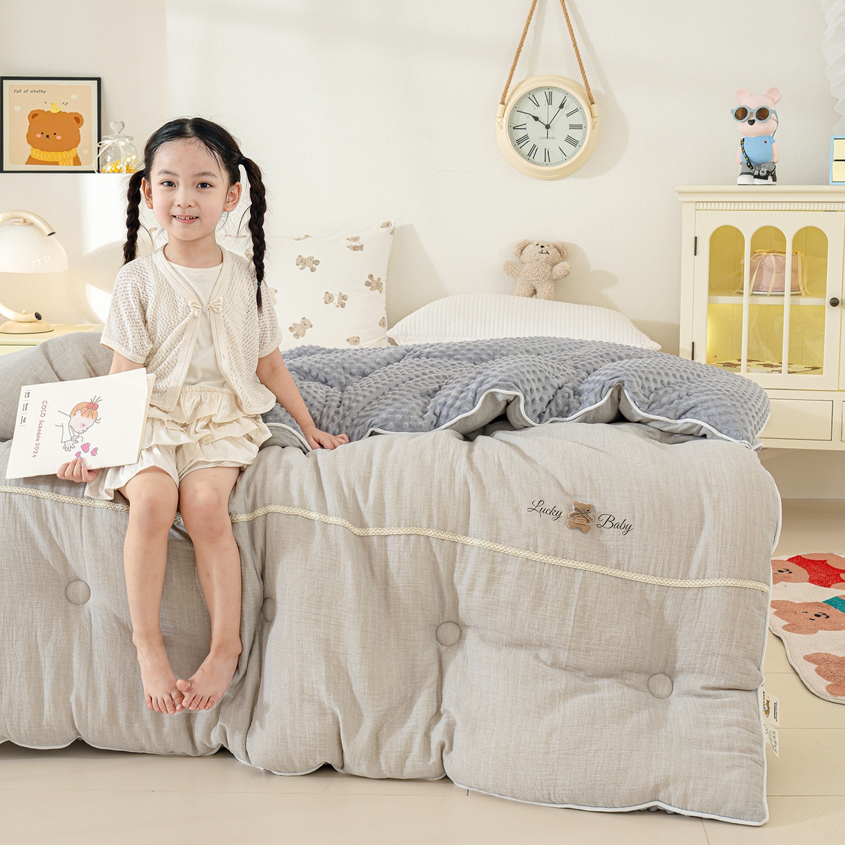 91家纺网 家纺一手货源 找家纺 芯恋家居 2025新款小香风A类母婴级全棉双层纱宝宝绒豆豆被保暖四季被 小香织带熊-雾霾灰