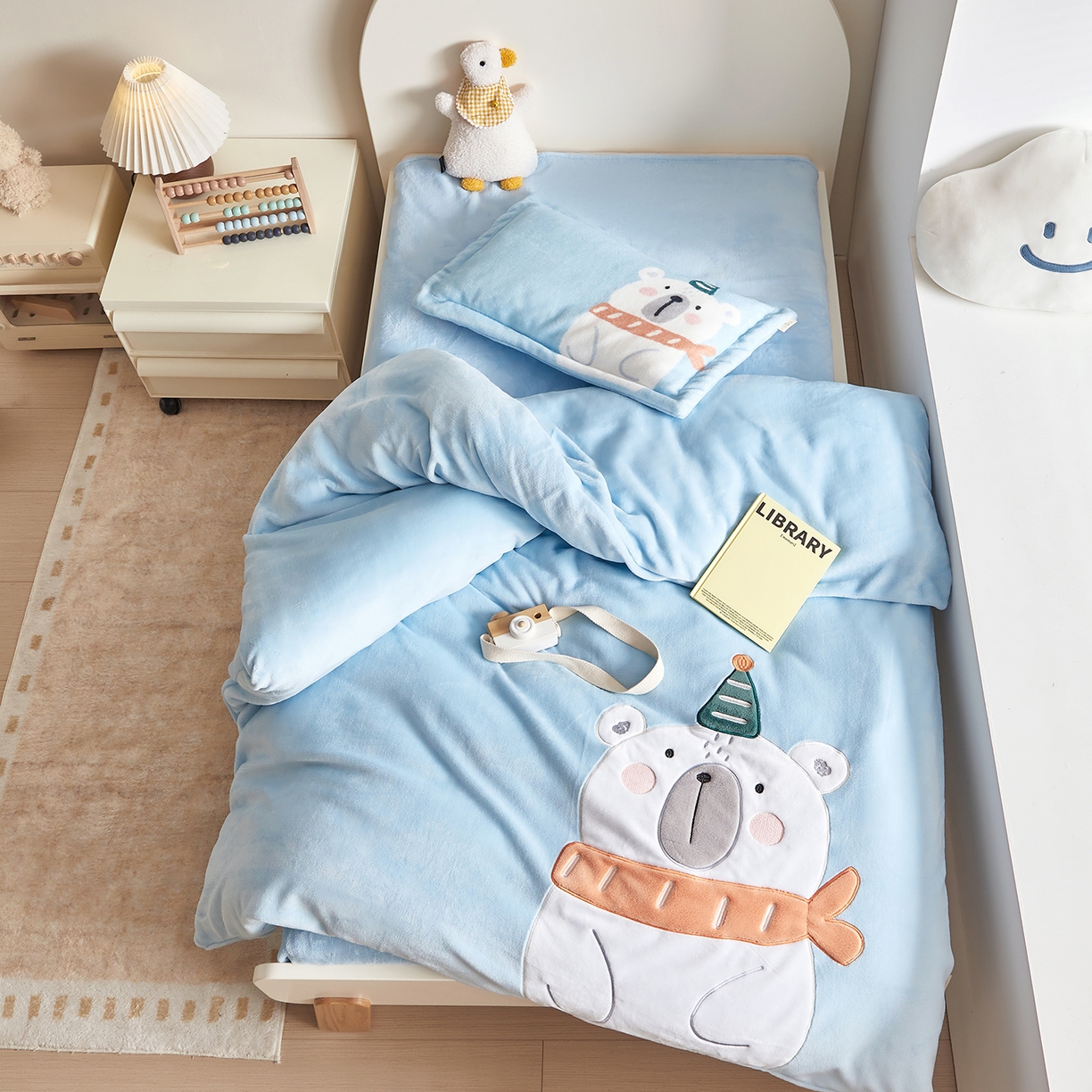 91家纺网 家纺一手货源 找家纺 （总）荷马之梦 2025新款A类牛奶绒贴布绣原创卡通儿童套件幼儿园三件套-围住可爱系列