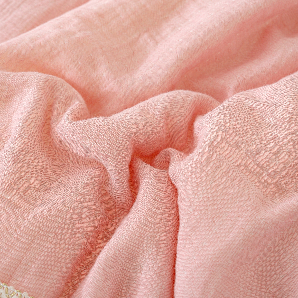 91家纺网 家纺一手货源 找家纺 芯恋家居 2025新款小香风A类母婴级全棉双层纱宝宝绒豆豆被保暖四季被 小香织带熊-粉灰